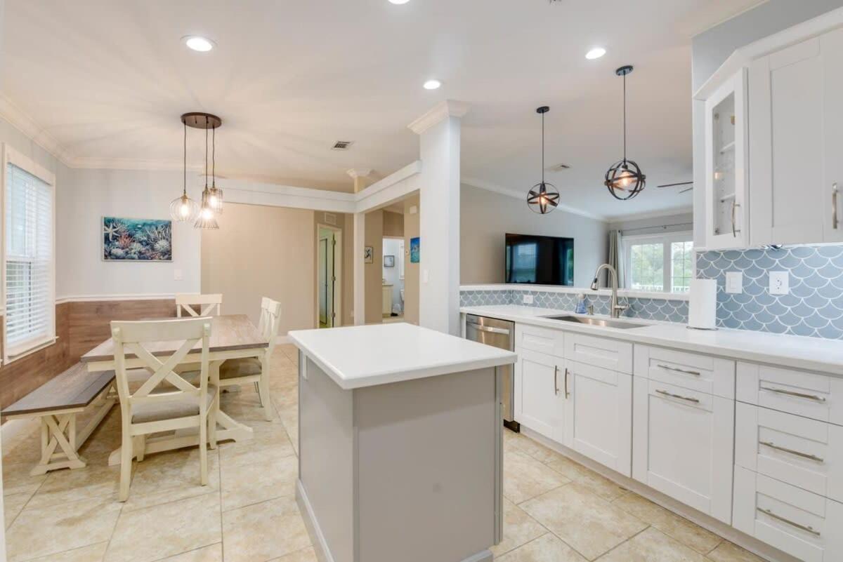 Loggerhead Lagoon - Modern Waterfront Home Pirates Cove Exterior photo